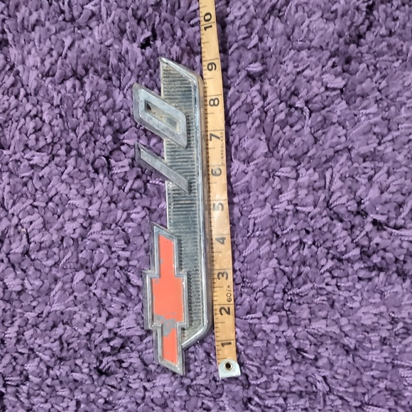 Vintage Original Chevy 10 Emblem Badge - Picture 8 of 8